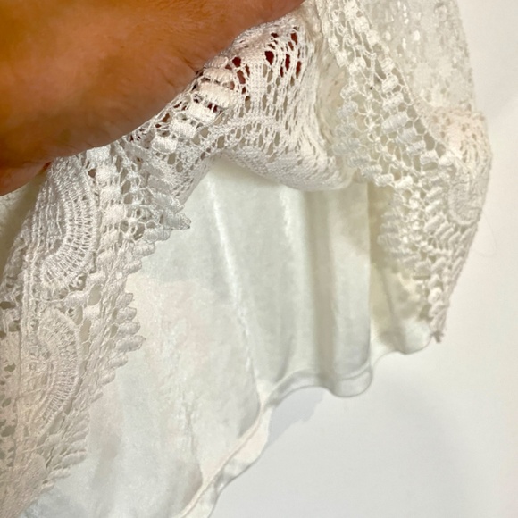 White lace dress with long flared sleeves - Picture 4 of 4